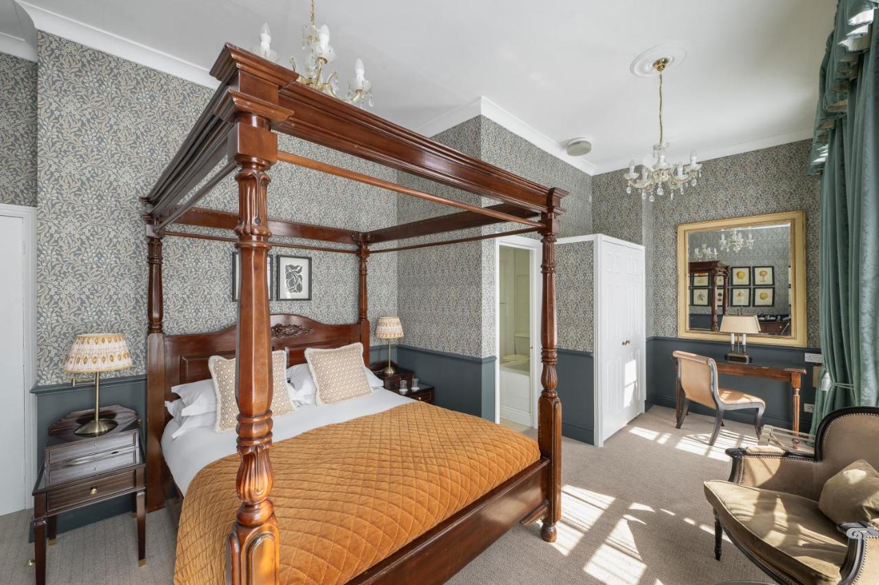 Four Poster Room